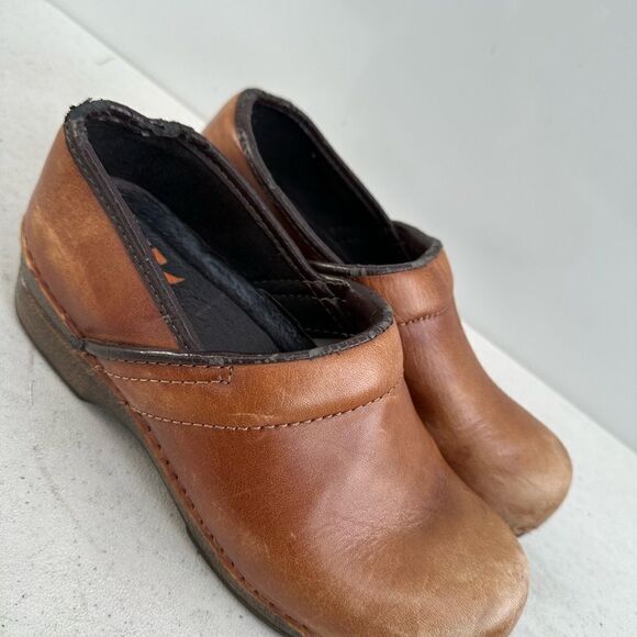 Women’s Dansko XP Size 38 Brown Tooled Leather Clogs, Nursing Comfort Shoes - Picture 2 of 6